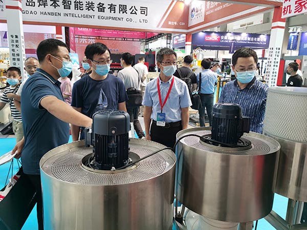 展会现场交流
